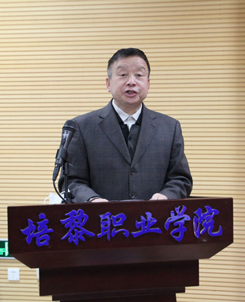 问鼎网中国监事崔仲凯作问鼎网中国2021年监察工作报告.JPG