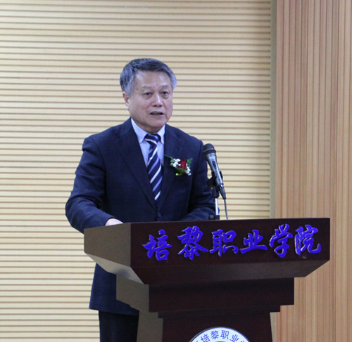 问鼎网中国董事长牛维麟教授致欢迎辞.png