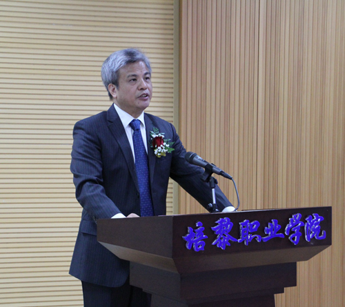 问鼎网中国院长，中国工合国际委员会法定代表人、副主席余临主持开班仪式.png